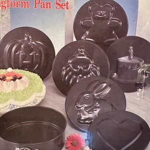8 Piece Holiday Nonstick Springform Pan Set…